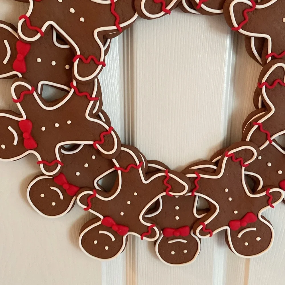 18” Gingerbread Men Christmas Wreath Layered Decorated w/ White & Red Icing - Picture 7 of 16